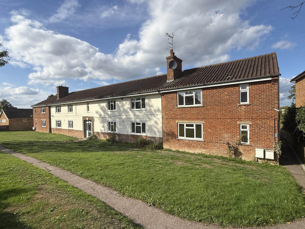 Lot: 136 - BLOCK OF FLATS FOR IMPROVEMENT ON 0.51 ACRE PLOT AND POTENTIAL FOR DEVELOPMENT - Front View of Block of Eight Flats